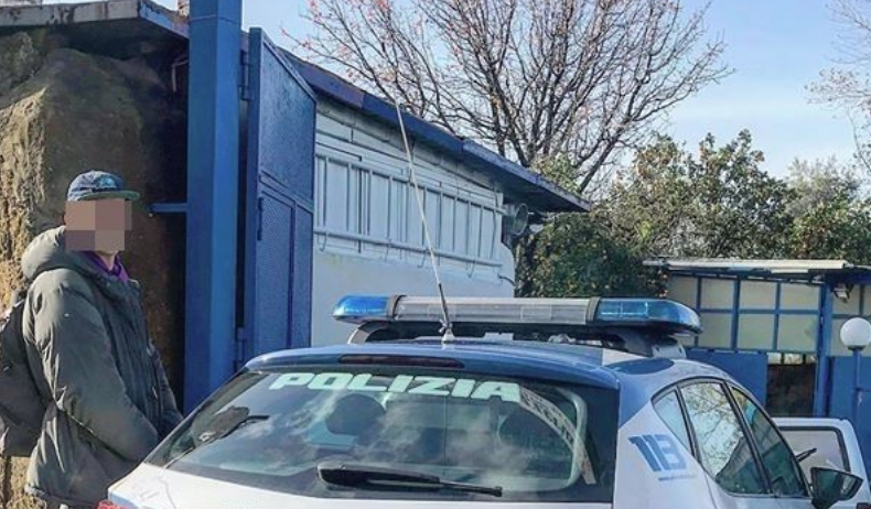 Napoli, fa pipì nel serbatoio dell'auto della Polizia e sbeffeggia gli agenti: la foto è virale