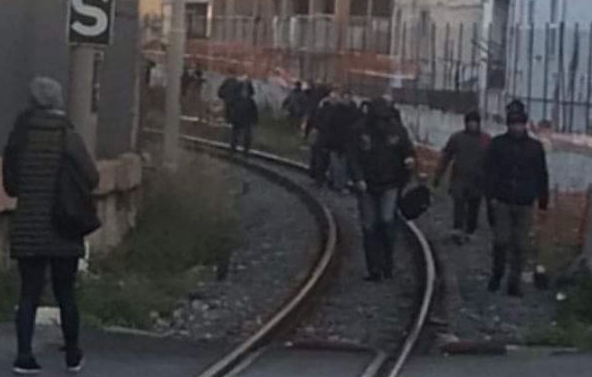 Circumvesuviana, l'ennesimo guasto costringe ancora una volta i passeggeri ad andare a piedi sui binari