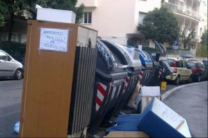 "Napoli come i Parioli", la foto-sfottò sui rifiuti che da Roma ha indignato i napoletani
