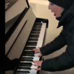 Stefania Lay suona il pianoforte alla stazione della Metro e incanta tutti