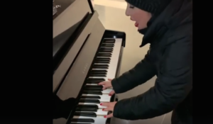 Stefania Lay suona il pianoforte alla stazione della Metro e incanta tutti