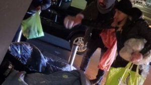 Imprenditore si traveste da Befana e porta doni ai clochard