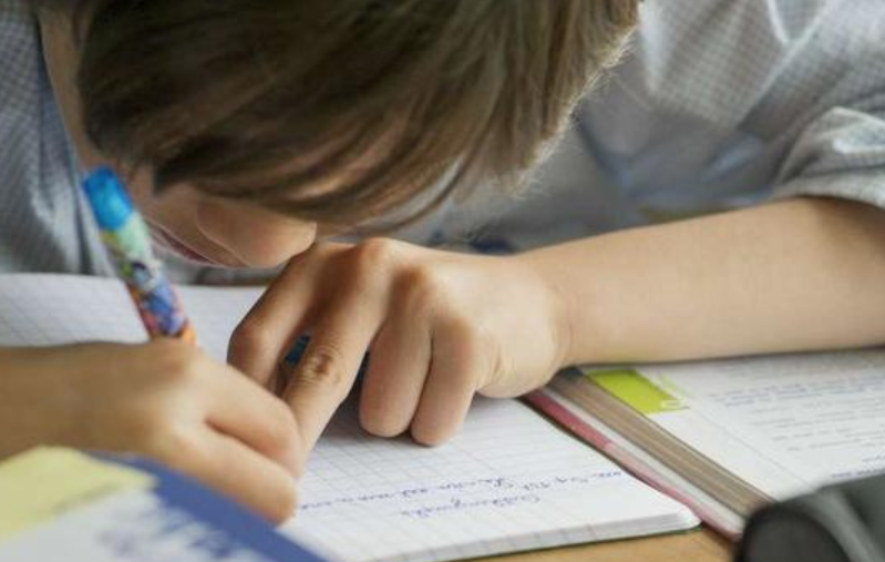 Escluso dalla recita perché autistico, il piccolo Andrea accolto con una festa nella nuova scuola