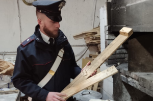 Pane e chiodi ad Acerra, blitz dei carabinieri nel forno abusivo