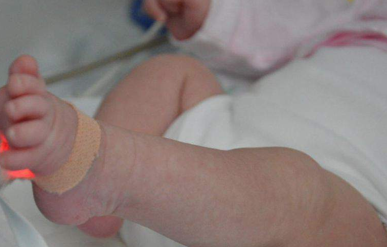 Roma, neonata morta in ospedale dopo il parto in casa: fermata la madre