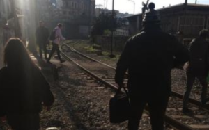 Napoli, cumana in tilt: passeggeri a piedi sui binari