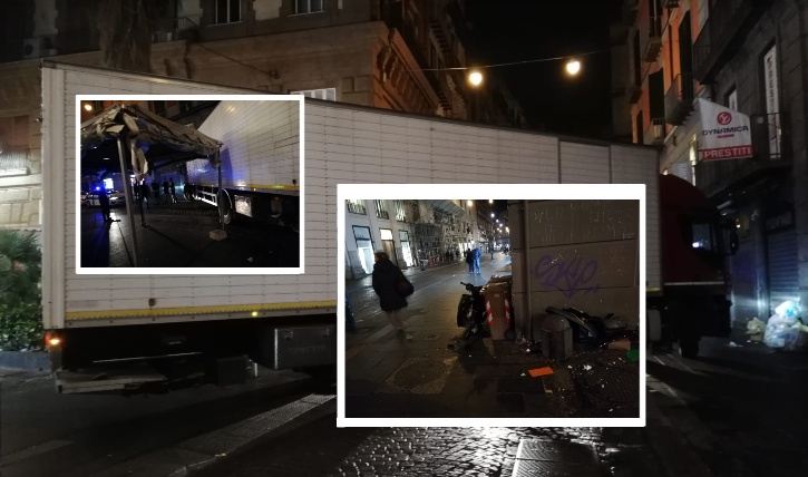 Carcassa di uno scooter abbandonata e tir fermo in via Toledo, la Municipale: "Che fate?"