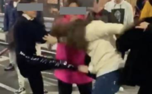 Casoria, rissa tra ragazzine fuori al cinema: calci, pugni e 'strascino'