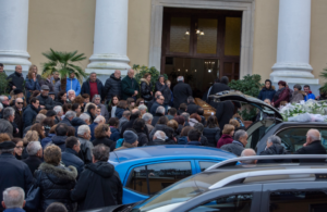 Lacrime e dolore per l'ultimo saluto a Daniela, la studente che si è tolta la vita a 30 anni: "Pregheremo per te"