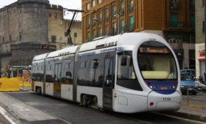 Napoli, neanche il tempo di partire: primo stop per il tram che collega piazza Municipio a Poggioreale