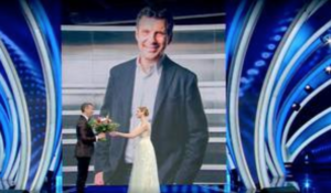 Sanremo, l'omaggio a Fabrizio Frizzi commuove l'Italia: standing ovation all'Ariston
