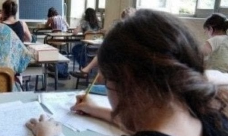 "Mi chiamano coronavirus e un mio collega e' stato anche picchiato". Indagini dei Carabinieri sono in corso - su delega della Procura - ad AVELLINO dopo la denuncia choc di Young Xin Liu, studentessa di nazionalita' cinese del Conservatorio "Domenico Cimarosa", nel corso del programma televisivo 'Raid' andato in onda sull'emittente 'Primativvu'. Alla domanda del giornalista Enzo Di Micco che le chiedeva se la comunita' degli studenti cinesi, circa 100 che frequentano il Conservatorio, fosse stata oggetto di discriminazioni, la giovane, a bassa voce e quasi scusandosi, ha ammesso di essere oggetto di scherno e di disprezzo da parte di altri giovani e ha anche denunciato che un suo connazionale, studente del Conservatorio, e' stato aggredito e picchiato da un gruppo di giovanissimi studenti di altre scuole di AVELLINO. Immediata la solidarieta' alla giovane e agli studenti cinesi espressa dagli ospiti in studio, tra questi il dg dell'Istituto zooprofilattico del Mezzogiorno, Antonio Limone, e il dg dell'ospedale "Moscati" di AVELLINO, il virologo Renato Pizzuti, insieme a quella manifestata da moltissimi telespettatori che seguivano la trasmissione su Facebook. Xin Liu ha 22 anni e da quattro anni studia da soprano presso il Conservatorio avellinese. Dopo le dichiarazioni della giovane, la Procura ha deciso di aprire un'inchiesta affidando l'attivita' di indagine ai Carabinieri. Nei giorni scorsi alcuni docenti, ma anche genitori avevano sollevato timori per l'eventuale pericolo di contagio dovuto alla presenza di studenti cinesi. Interpellata dai vertici dell'istituzione scolastica, la Asl di AVELLINO attraverso il direttore di epidemiologia e prevenzione, Gaetano Morrone, ha escluso potenziali pericoli e invitato la comunita' scolastica e le famiglie ad abbassare i toni per evitare la diffusione di psicosi infondate e discriminazioni nei confronti degli studenti cinesi.