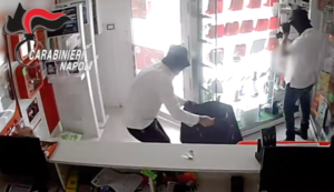 Quarto, rubano 70 smartphone e 1000 euro: due arresti