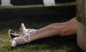 Acerra, passione bollente tra le tombe: coppia scoperta al cimitero