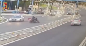 Napoli, scooter contro mano in tangenziale per sfuggire alla Polizia