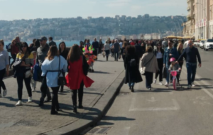 Napoli baciata dal sole. Mare, musica e fiumi di persone: "Città meravigliosa"
