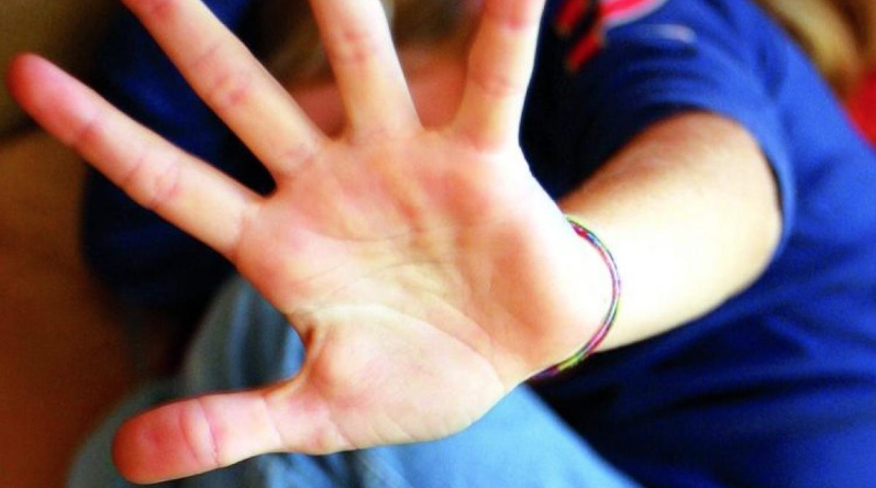 Napoli, in fuga dal padre violento: 15enne si barrica a scuola per la paura