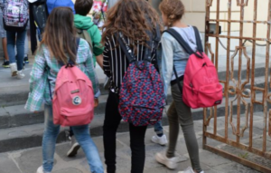 Arzano, avvistato presunto pedofilo fuori una scuola: il profilo