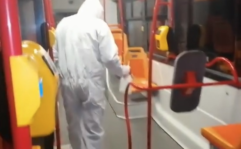 Coronavirus, nuove misure sui bus ANM: da domani salita e discesa solo da porte posteriori e centrali