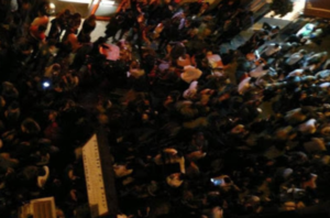 Coronavirus, la regione ordina la chiusura di locali e disco ma la movida non si ferma: folla a Napoli e provincia