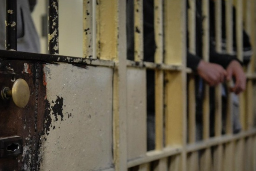 Distruggono tutto con le spranghe e salgono sul tetto, rivolta in carcere a Salerno