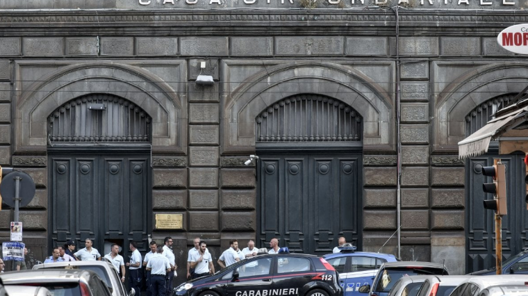 Coronavirus, stop ai colloqui in carcere: esplode la protesta a Poggioreale