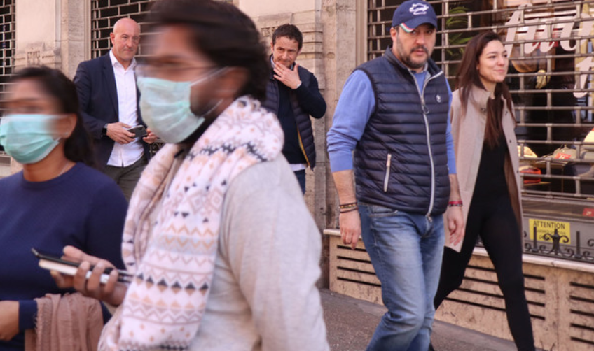 Vuole chiudere tutto e va in giro senza mascherina, Salvini 'beccato' con la fidanzata: "Facevo la spesa"