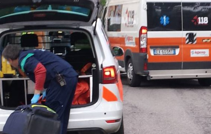 Il dramma è avvenuto nel quartiere Chiaia. La vittima attendeva il suo turno nel rispetto delle regole causate dal Covid19