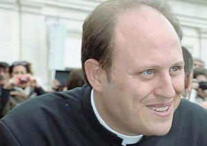 Il Tribunale di Santa Maria Capua Vetere (Caserta) ha disposto gli arresti domiciliari per Michele Barone, l'ex parroco del Tempio di Casapesenna (Caserta) condannato a 12 anni di reclusione per maltrattamenti e lesioni nei confronti di tre donne, tra cui una minorenne, mentre praticava riti di esorcismo non autorizzati. La seconda sezione penale, collegio C, presieduta da Maria Francica ha sostituito la misura cautelare del carcere con gli arresti domiciliari che l'ex sacerdote scontera' in Abruzzo.