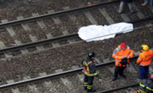 Tragedia sui binari, uomo travolto e ucciso da un treno in corsa