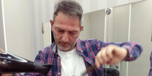 Covid19, l'appello del barbiere 'solidale' napoletano: "Lo Stato ci sta abbandonando"