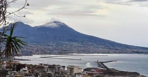 Fiocchi di neve a Napoli, lo spettacolo del Vesuvio innevato