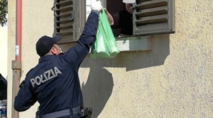 Salerno, anziano chiede aiuto in lacrime: la Polizia fa e gli consegna la spesa