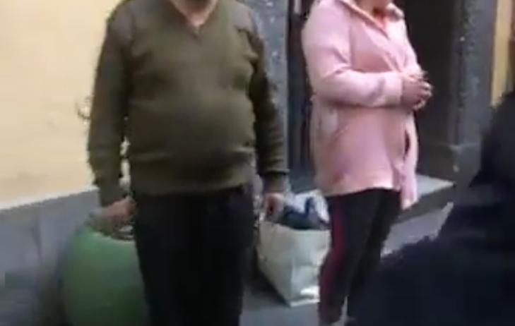 Napoli, coppia vive in auto e senza soldi per mangiare: si mobilita il quartiere