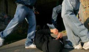 Una furiosa lite a San Giovanni a Teduccio, finisce nel sangue. Due cognati e il nuovo compagno dell'ex moglie di uno dei due, sono stati coinvolti in una tremenda rissa, culminata nel peggiore dei modi.