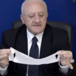 Covid19, l'annuncio di De Luca: "Da lunedì mascherine gratis ai farmacisti"