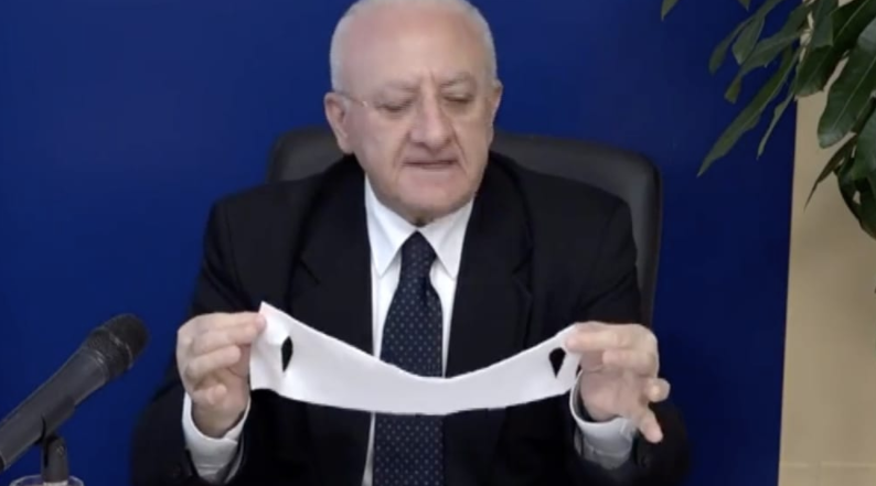 Covid19, l'annuncio di De Luca: "Da lunedì mascherine gratis ai farmacisti"