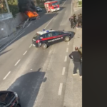 Forza il posto di blocco e si schianta con l'auto: vettura in fiamme e aggressione ai carabinieri
