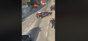 Forza il posto di blocco e si schianta con l'auto: vettura in fiamme e aggressione ai carabinieri