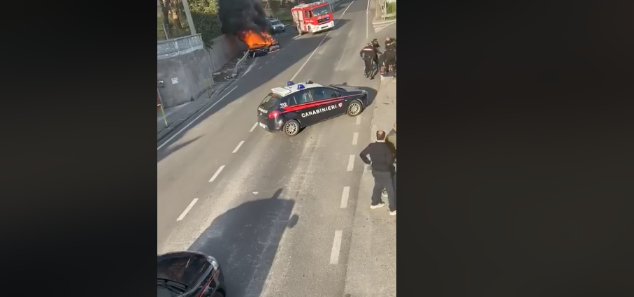 Forza il posto di blocco e si schianta con l'auto: vettura in fiamme e aggressione ai carabinieri