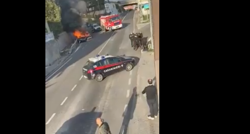Picchiato a terra da 5 carabinieri mentre l'auto è in fiamme, aperte due inchieste