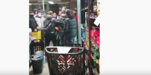 "Metti la mscherina!" e scoppia la rissa, caos in un supermercato in provincia