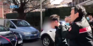 Fingono consegna mascherine, aggrediscono e derubano anziani: ladri rischiano linciaggio