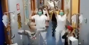 "Un calcio al virus", la spontanea allegria di chi sta combattendo in prima linea contro il covid19