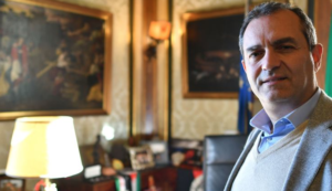 Covid, De Magistris si sbilancia e sfida De Luca: "Lenta riapertura dal 2 maggio, si al cibo d'asporto"