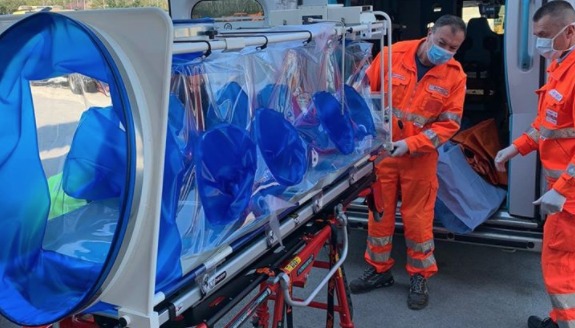 Coronavirus a Napoli, arrivate le barelle 'speciali'