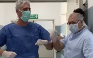 Covid a Napoli, primo paziente dimesso dopo la guarigione: il saluto commovente con i sanitari