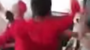 Monteruscello, festa dopo il pranzo di Pasqua: balli e canti tra le scale del palazzo