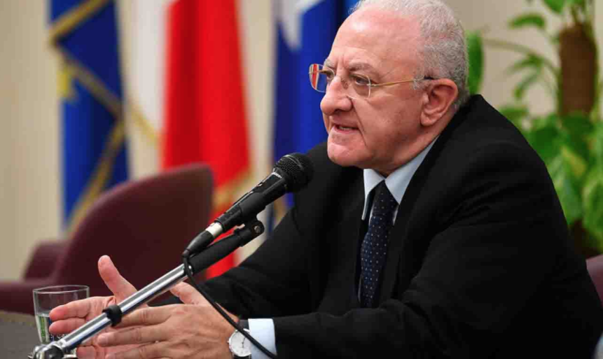 Covid19 in Campania, De Luca: "Obbligo di mascherine e guanti sui mezzi pubblici"