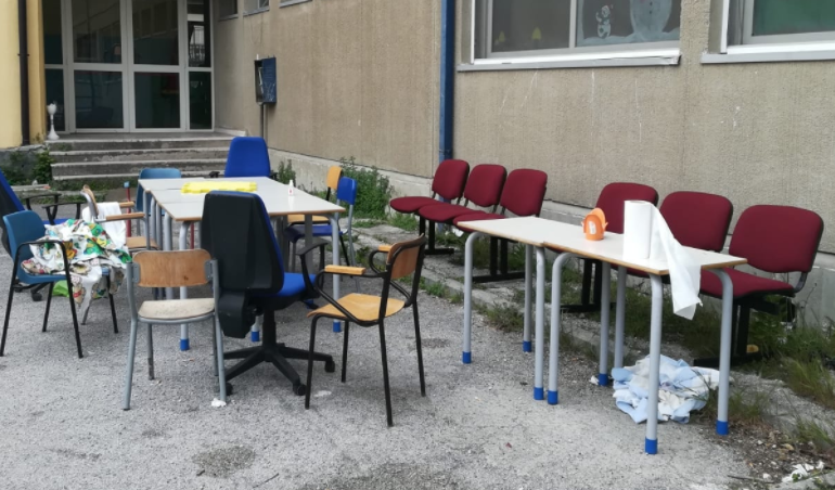 Entrano a scuola, la vandalizzano e fanno una grigliata per la Pasquetta: "Siete il male di questa città"